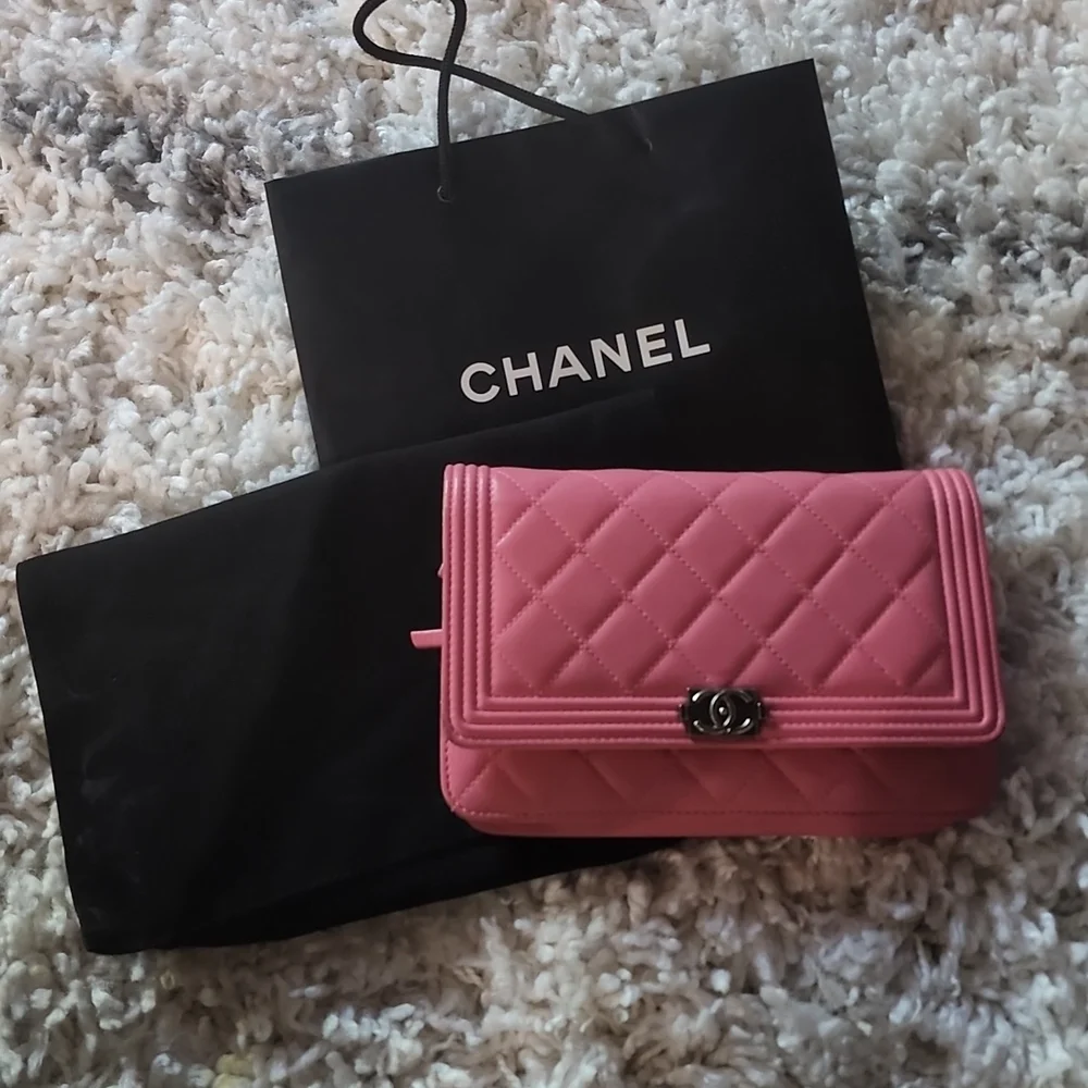 Chanel Wallet on a Chain - Picture 1 of 7